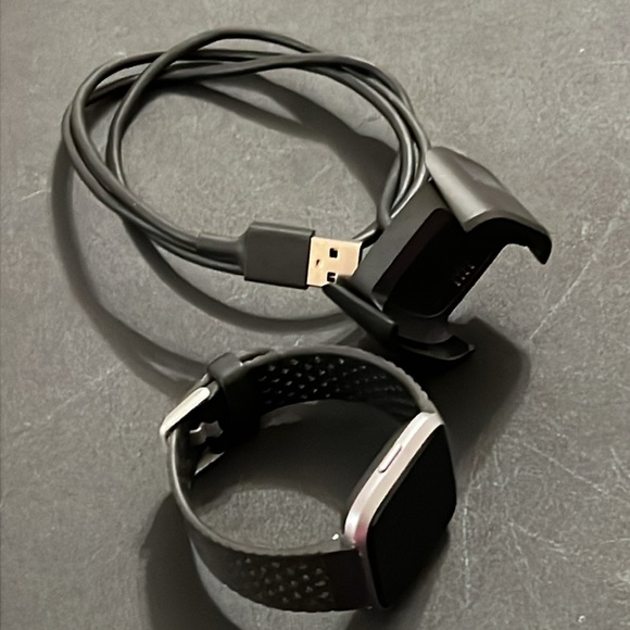 Fitbit Versa Heath & Fitness Smart Watch - Picture 11 of 15